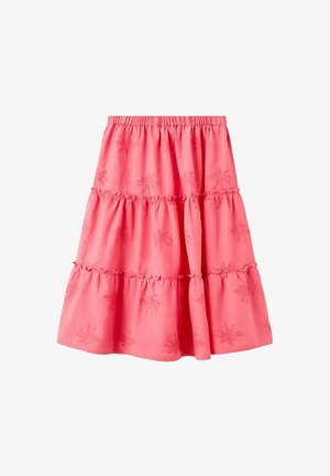 Jupe rose à volants avec taille élastique et motif brodé floral subtil sur tissu léger.