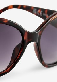 Next MIT ZIERAUSSCHNITTEN - Sluneční brýle - tortoiseshell brown