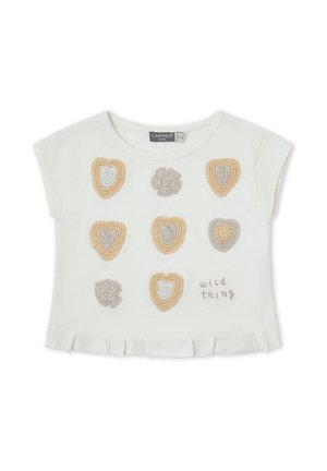 Camiseta blanca para niño pequeño con dobladillo con volantes, con nueve corazones y flores de crochet en tonos beige y gris y el texto "wild thing" en el frente.