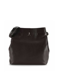 Braune Leder-Umhängetasche mit glatter Textur, mit einem silbernen Logo-Akzent und verstellbarem Riemen, geräumiges Design mit minimalen Beschlägen.