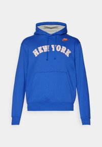 Zila flīsa kapucē ar auklām, kanguru kabata, ar izšūtu uzrakstu "NEW YORK" krēmkrāsā un mazu oranžu Nike logo uz krūtīm.