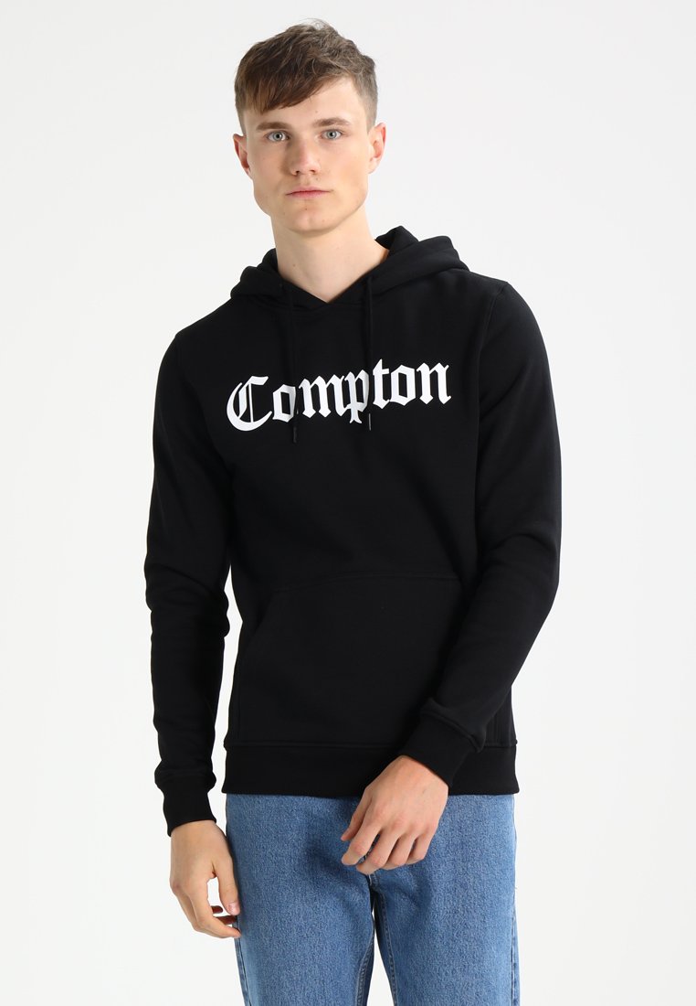 Felpa nera con cappuccio realizzata in misto cotone. Presenta una tasca a marsupio frontale e il logo "Compton" in carattere stilizzato sul petto.