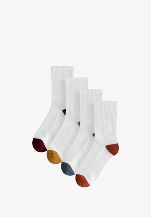 Ensemble de quatre chaussettes blanches avec une texture côtelée ; chacune a un orteil coloré : bourgogne, jaune, bleu et rouille. Longueur classique.
