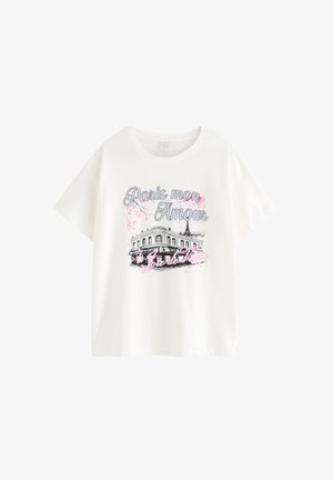 Fehér pamut póló egy párizsi kávézót ábrázoló grafikával, kék és rózsaszín árnyalatú "Paris mon Amour" felirattal, rövid ujjú.