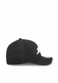 Schwarze Baseballmütze aus Stoff, mit gebogenem Schirm, verstellbarem Snapback-Verschluss und weißen gestickten Logo auf der Vorderseite.