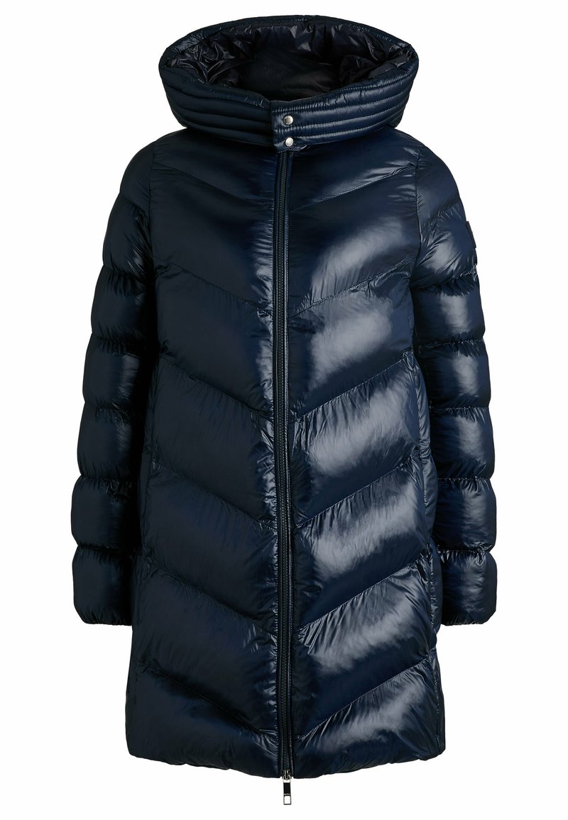 Granatowa kurtka puchowa z wzorem chevron, wysoki kołnierz, zamek błyskawiczny oraz błyszczący, wodoodporny materiał; posiada dużą kaptur.