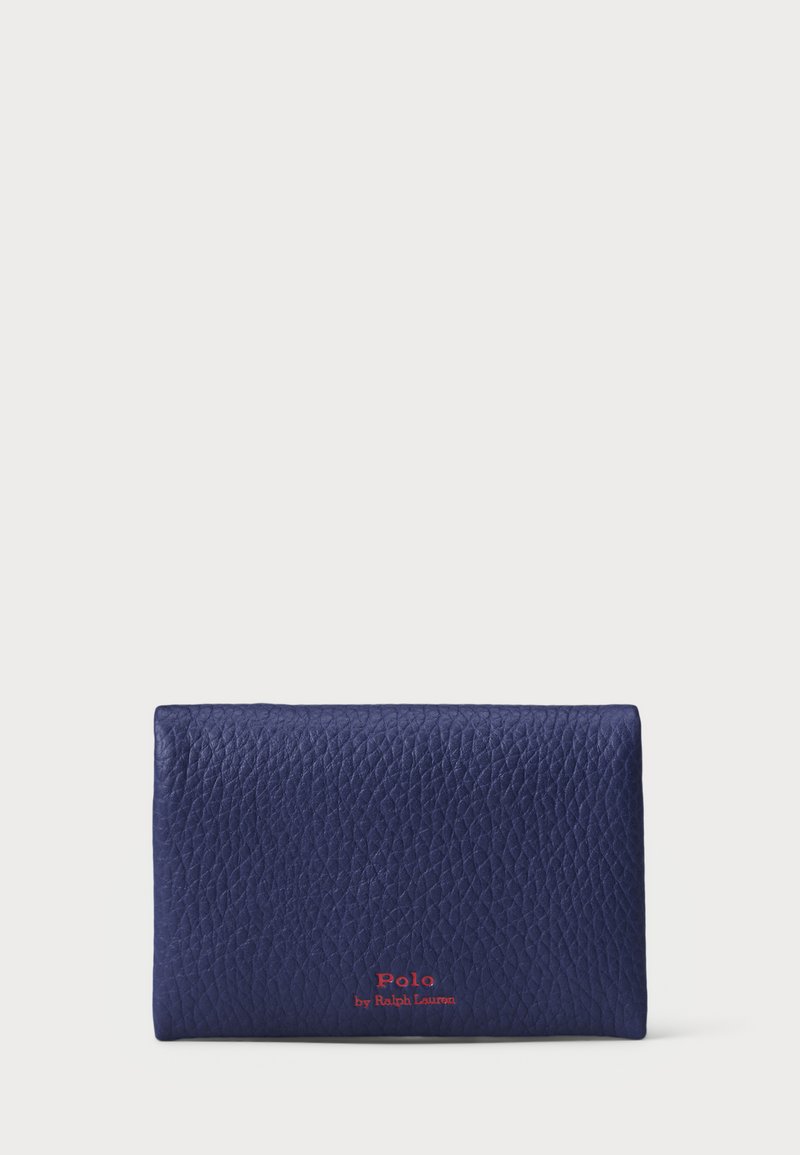 Jūras zils ādas maciņš ar strukturētu virsmu. Priekšpusē izvietots sarkans "Polo by Ralph Lauren" logo. Kompakta taisnstūrveida forma.