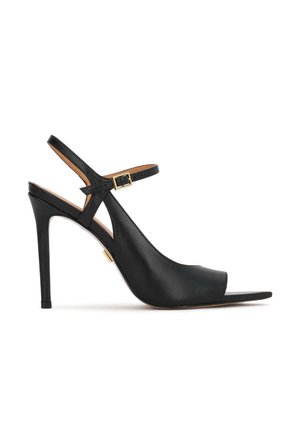 Czarne, skórzane szpilki typu slingback z ostrym noskiem, regulowanym paskiem wokół kostki i złotym klamrą. Gładka tekstura i smukły kształt.