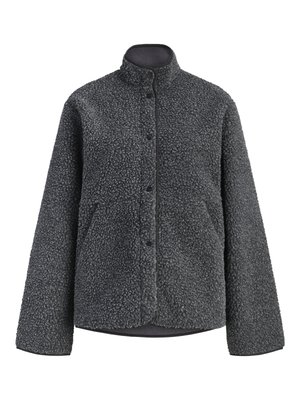 Chaqueta polar gris oscuro con cuello alto, botones a presión en la parte delantera, mangas largas y bolsillos laterales, hecha de tela sherpa texturizada y suave.
