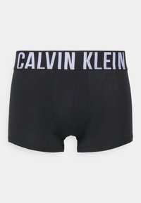 Melnas kokvilnas bokseršortus ar baltu "CALVIN KLEIN" logo jostu, kam raksturīga gluda tekstūra un pieguļošs dizains.