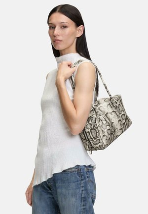Borsa a tracolla grigia e bianca con motivo a serpente, dotata di due manici, forma rigida e chiusura con zip, abbinata a una maglia bianca senza maniche con texture.