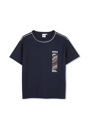 T-shirt bleu marine à manches courtes avec bord blanc, logo BOSS blanc et motif ondulé vertical avec le texte "Details make the difference" sur la poitrine.