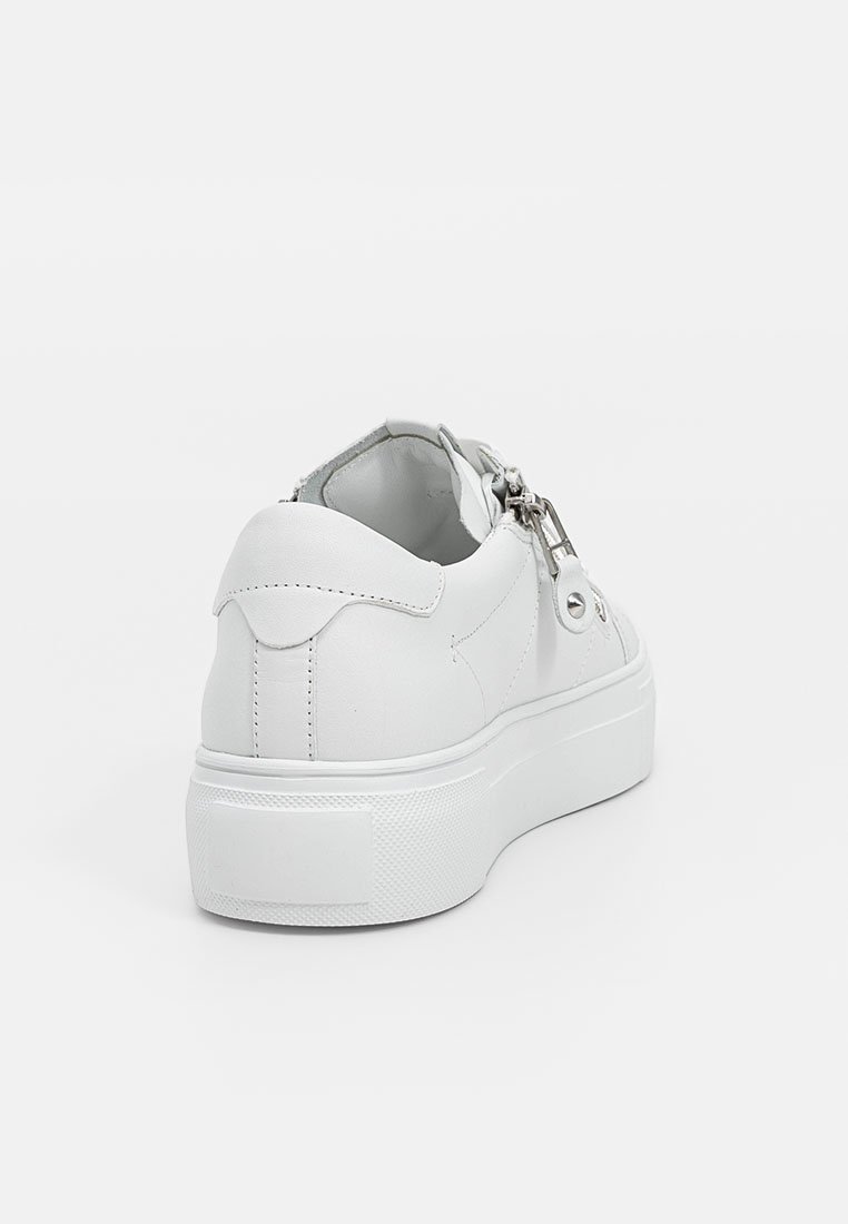 Weiße Ledersneaker mit runder Zehenpartie, dicker weißer Plattformsohle und einem seitlichen Reißverschlussdetail. Glatte Oberfläche mit dezenten Steppnähten.