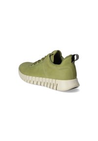 Sneaker verde in suede con una parte superiore testurizzata e una suola in gomma bianca spessa con un motivo scanalato. Linguetta sul tallone a strisce bianche e nere.