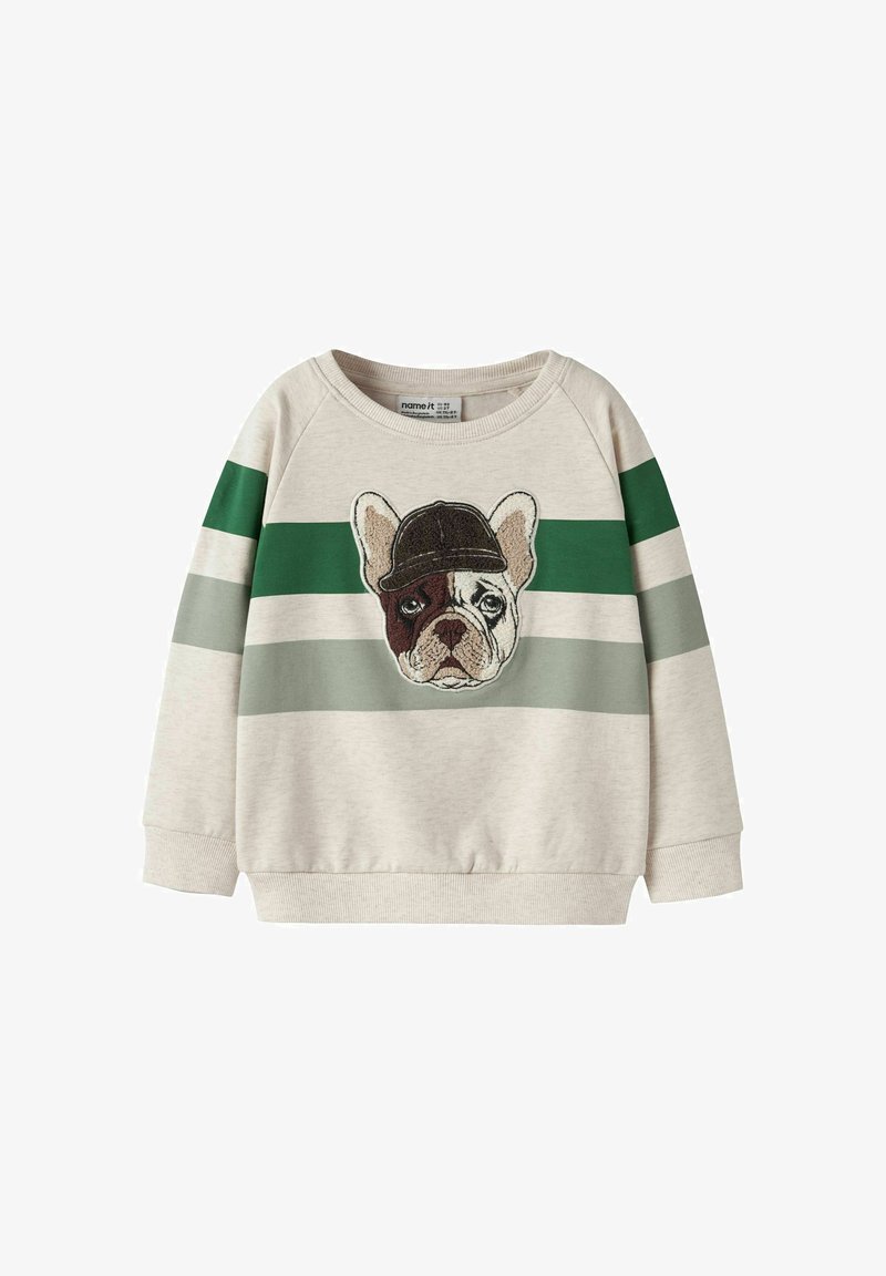 Sweat-shirt beige pour enfants avec des rayures horizontales vertes et grises et un patch d'un chien portant une casquette noire à l'avant.