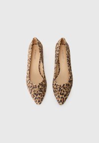 Leopard print pointed-toe flats with a flat bow detail on the front. Made from textured fabric with a beige inner lining.
