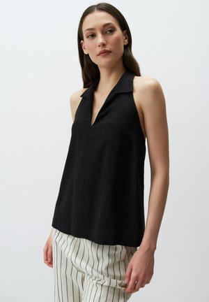 Zwarte linnen mouwloze top met een geklede halslijn en een relaxte fit, gecombineerd met een witte gestreepte broek. Glad textuur.