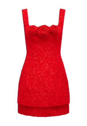Abito rosso con scollatura quadrata, tessuto testurizzato con motivi floreali, dettagli di rose tridimensionali sul décolleté e silhouette aderente.