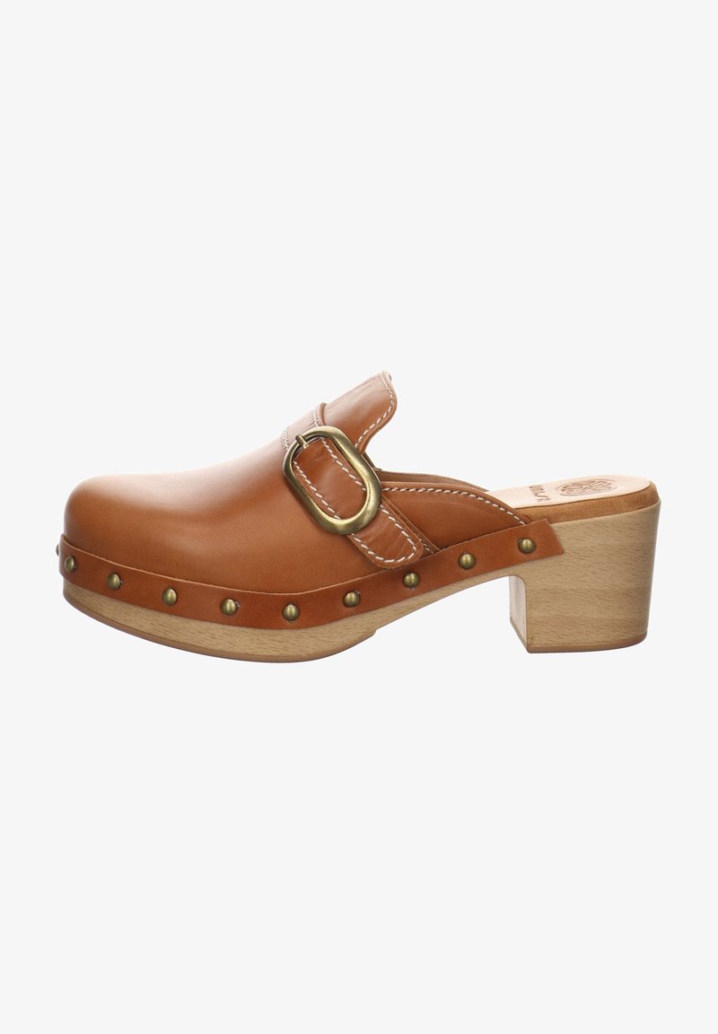 Sabot en cuir marron avec talon bloc en bois, clous décoratifs en laiton le long du bord de la semelle et une bride ajustable avec boucle ovale en laiton.
