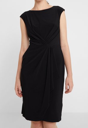 Zwarte jurk met kapmouwtjes, gedrapeerd stof en een gedraaide detail bij de taille. Gladde textuur, knielange snit en een klassiek ontwerp.