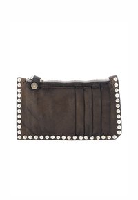 Portafoglio in pelle nera con finitura testurizzata, chiusura con zip, multiple fessure per carte e bordato con borchie decorative in argento.