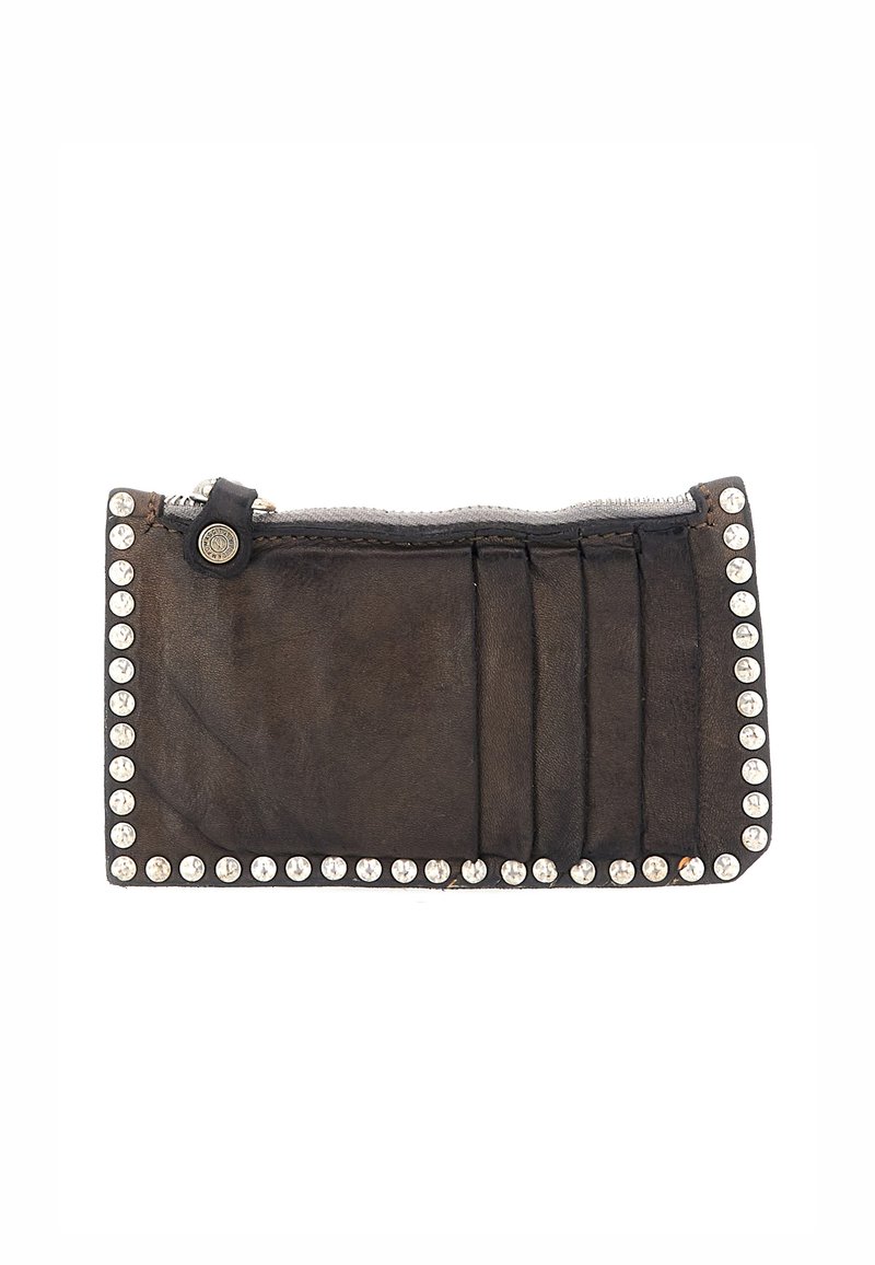 Portafoglio in pelle nera con finitura testurizzata, chiusura con zip, multiple fessure per carte e bordato con borchie decorative in argento.