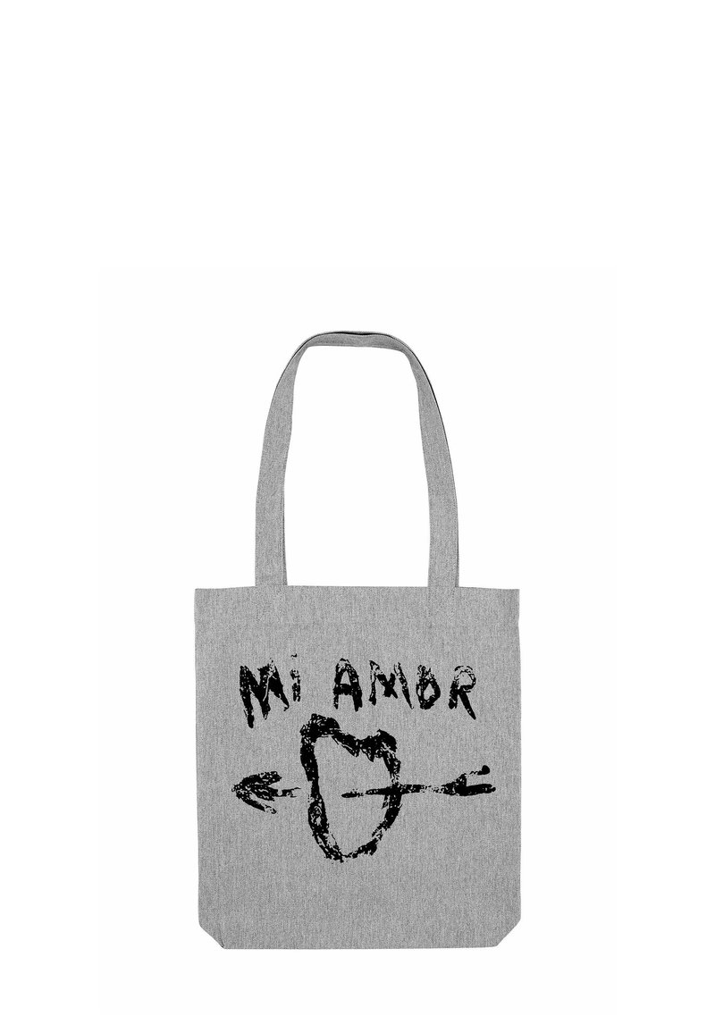 Grijze draagtas van stof met zwart gedrukt tekst "Mi Amor" en een hart- en pijlontwerp. Twee stevige handvatten voor het dragen.
