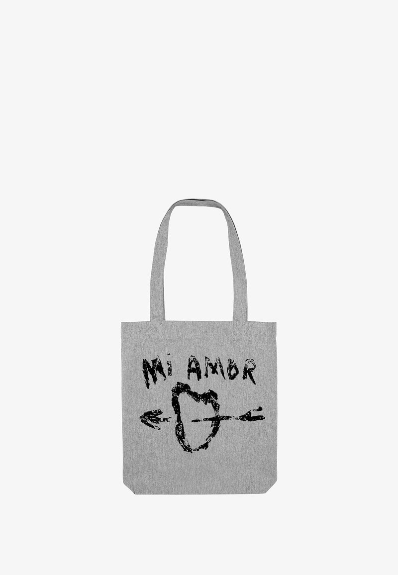 Grijze draagtas van stof met zwart gedrukt tekst "Mi Amor" en een hart- en pijlontwerp. Twee stevige handvatten voor het dragen.