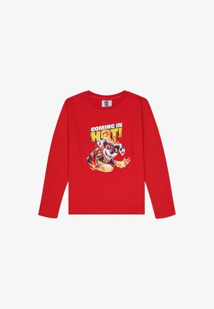 T-shirt a maniche lunghe rossa in cotone con una grafica di un cane dei cartoni animati e la scritta "ARRIVANDO A FULLE!" in colori vivaci.