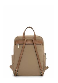 Tan nylon reppu ruskeilla nahkaosuuksilla, kaksi olkahihnaa, yläkahva ja etupuolella vetoketjullinen tasku. Ominaisuuksiin kuuluu minimalistinen muotoilu.