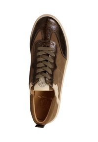 Sneaker in pelle marrone e suede con tomaia testurizzata, lacci tono su tono e suola bianca pulita. Presenta un logo decorativo sulla soletta.