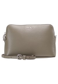 Borsa a tracolla in pelle grigia testurizzata con logo DKNY in tonalità argento, tracolla regolabile e chiusura con zip. Forma rettangolare compatta.