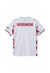 Maglia sportiva bianca con accenti rossi, "HEIDENHEIM" stampato sul retro e un logo sul colletto con maniche a righe rosse e bianche.