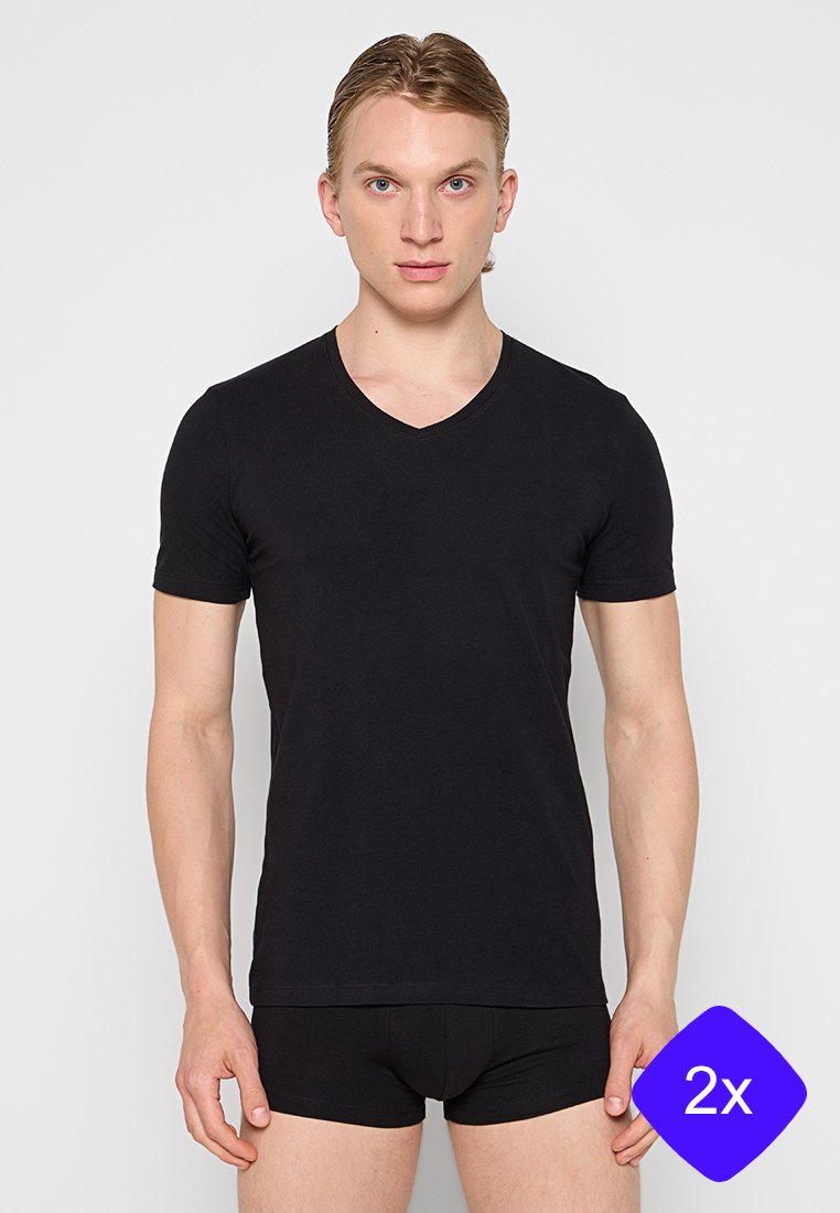 T-shirt noir à manches courtes en V, en coton doux, au design ajusté, présenté sur un mannequin, associé à un short noir assorti.