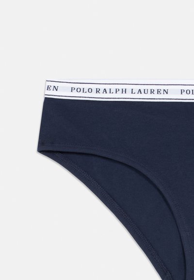 Ναυτικά μπλε βαμβακερό σλιπ με λευκή μέση που φέρει την επιγραφή "POLO RALPH LAUREN" σε μαύρη γραφή. Λείο υφή και κανονικό σχέδιο κοπής.