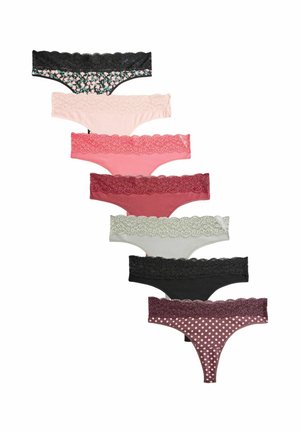 Zeven paar damesstringetjes in verschillende kleuren: zwart, roze, lichtroze, grijs, wijnrood, en een gemusterd scharlakenrood, allemaal met kantafwerking.