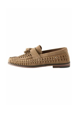 Wildlederschuh in Tan mit gewebtem Design, runder Zehenform, dekorativem Knoten auf dem Schuhoberteil und einem flachen Profilsohlendesign mit subtilen braunen Akzenten.