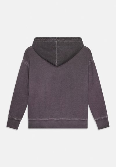 Felpa con cappuccio grigio scuro vista da dietro, con maniche lunghe e cuciture visibili su cappuccio, polsini e orlo.