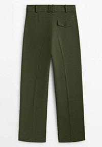 Pantalon vert olive sur mesure avec passants pour ceinture et une poche arrière unique boutonnée, présenté à plat sur fond blanc.
