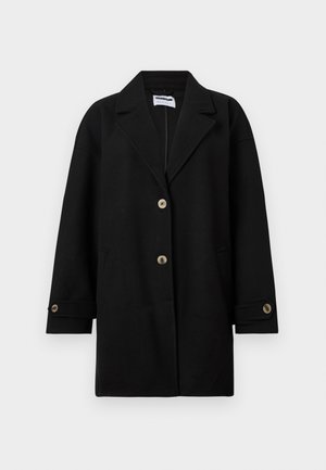 Črn plašč iz mehkega blaga, s kravato na ovratniku, tremi sprednjimi gumbi, stranskimi žepi in detajli na manšetah z ujemajočimi gumbi.