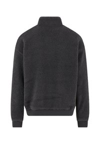 Ullent grå fleece genser med høy krage, ribbestrikkede mansjetter og hem. Myk tekstur, ingen synlige mønstre eller detaljer.