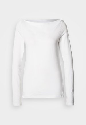 Dlhý rukáv, biela bavlnená košeľa so širokým výstrihom v tvare lode a priliehavým strihom. Hladká textúra bez viditeľných vzorov alebo ozdôb.