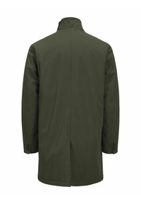 Cappotto verde oliva con colletto alto, maniche lunghe e taglio diritto. Presenta polsini con bottone e dettagli di cucitura minimali sul retro.