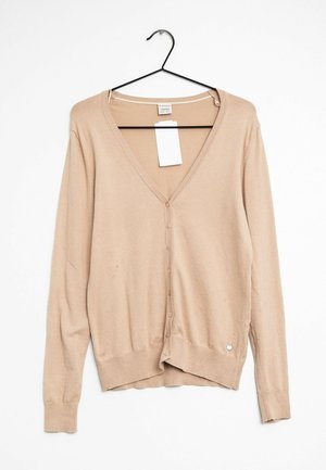 Beige kardigan s V-výstřihem, dlouhými rukávy a zapínáním na knoflíky. Má malý stříbrný akcent na lemu a texturovaný úplet.