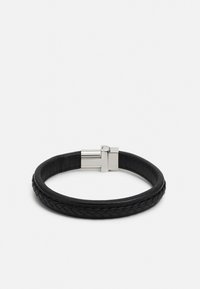 Pulseira de couro preta com um design trançado e um fecho em metal prateado. Textura suave com formato redondo, visual simples e moderno.