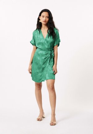 Robe portefeuille verte en satin léger, à manches kimono courtes, cintrée à la taille avec un nœud, présente un motif floral subtil et un décolleté en V.