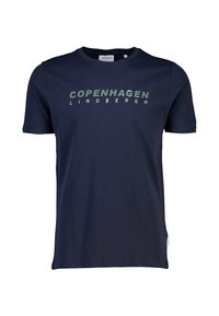 Camiseta de manga corta color azul marino con el texto "COPENHAGEN LINDBERGH" en verde y blanco en el pecho, cuello redondo y etiqueta de tamaño mediano.