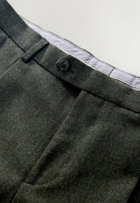 Sötétzöld gyapjú nadrág, gombos záródással, sima elülső kialakítással és világosszürke béleléssel.