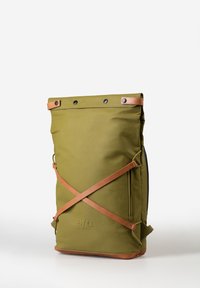 Zaino verde a soffietto con accenti in pelle, dotato di un design con cinturino regolabile e una tasca con zip sul lato. Tessuto resistente e bordi a contrasto.