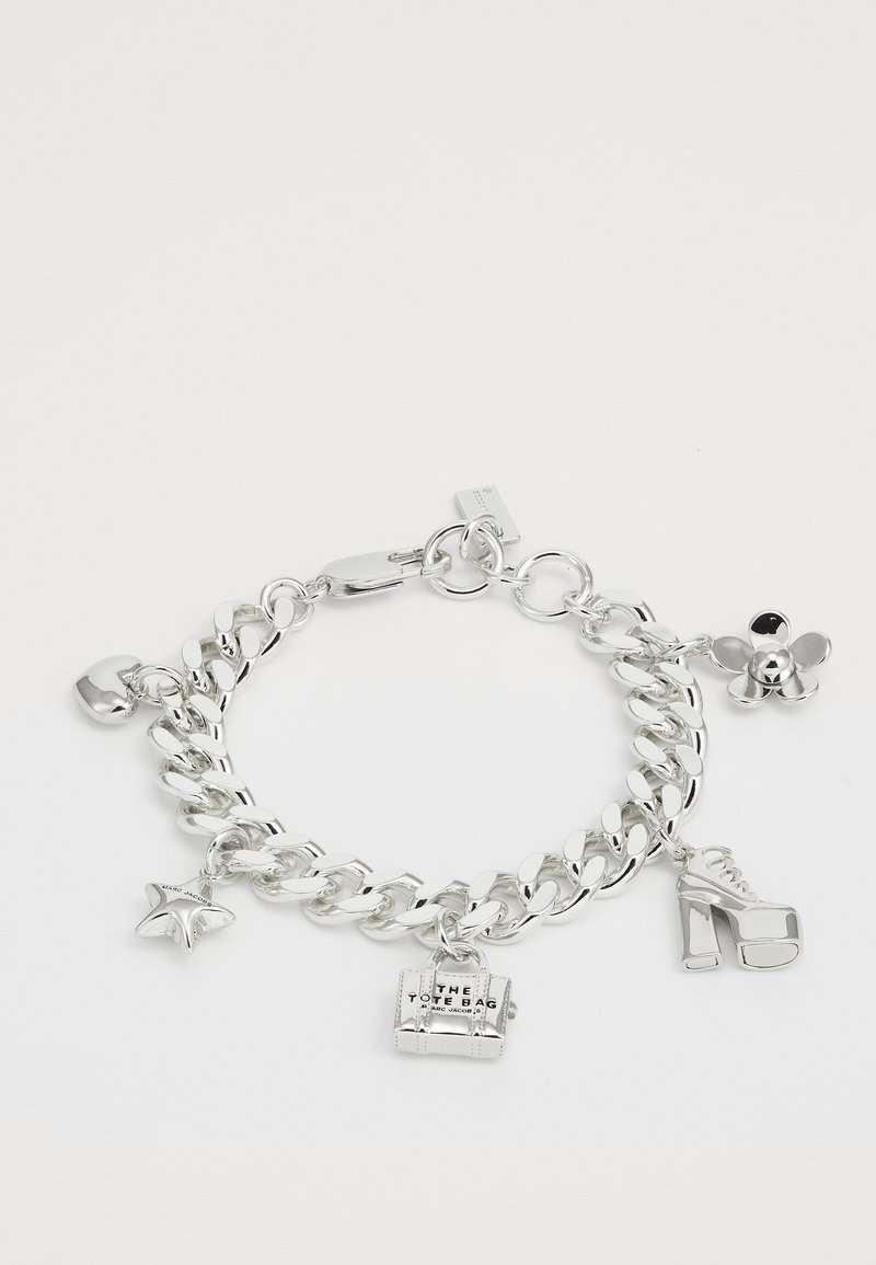 Sidabrinė pakabukų apyrankė, turinti storą grandinę, su žvaigždės, aukštakulnio batelio, gėlės ir rankinės pakabukais, pagamintais iš blizgaus metalo.